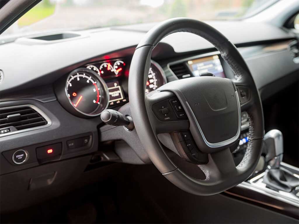 Steering wheel and dashboard